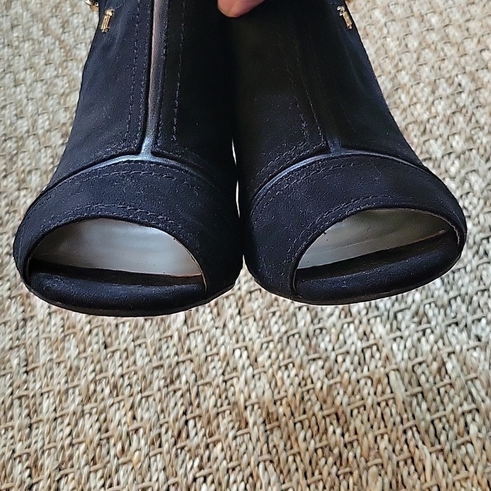 Tommy Hilfiger black suede slingback heels.  Size is 6M - Picture 4 of 8